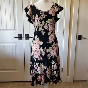 Darling Floral Dress, like new. Slight flare skirt. Knee-length.
